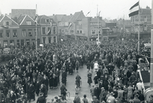 99578 Afbeelding van het publiek op de zojuist door burgemeester mr. dr. G.A.W. ter Pelkwijk in gebruik gestelde ...